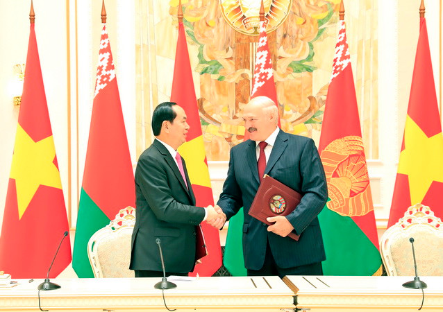 Chủ tịch nước Trần Đại Quang và Tổng thống Belarus Alexander Lukashenko tại Lễ ký Tuyên bố chung Về phát triển toàn diện và sâu rộng giữa Cộng hòa xã hội chủ nghĩa Việt Nam và Cộng hòa Belarus. (Ảnh: Nhan Sáng/TTXVN) Phát triển toàn diện và sâu rộng quan hệ đối tác Việt Nam-Belarus ảnh 1