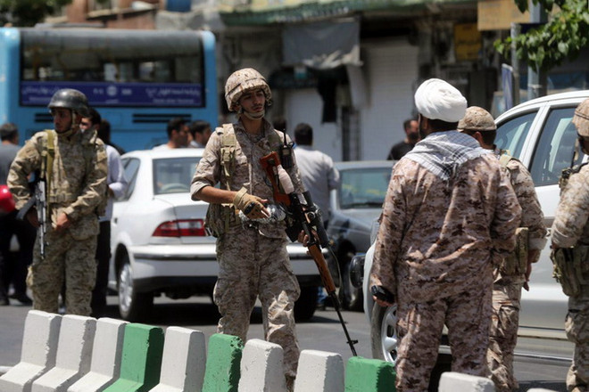 Binh sỹ Iran gác bên ngoài tòa nhà Quốc hội ở Tehran sau vụ tấn công. (Nguồn: AFP/TTXVN) Iran bắt giữ các nghi can trong vụ tấn công kinh hoàng tại Tehran ảnh 1