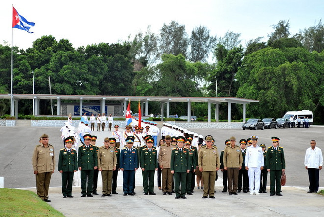 Đoàn đại biểu quân sự Việt Nam tại Đài tưởng niệm El Cacahual, tỉnh Mayabeque, Cuba. (Ảnh: Vũ Lê Hà/TTXVN) Chủ tịch Cuba Raúl Castro tiếp Bộ trưởng Ngô Xuân Lịch ảnh 1