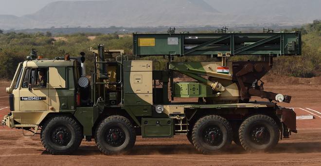 Ấn Độ thử thành công tên lửa dẫn đường thế hệ mới Pinaka ảnh 1