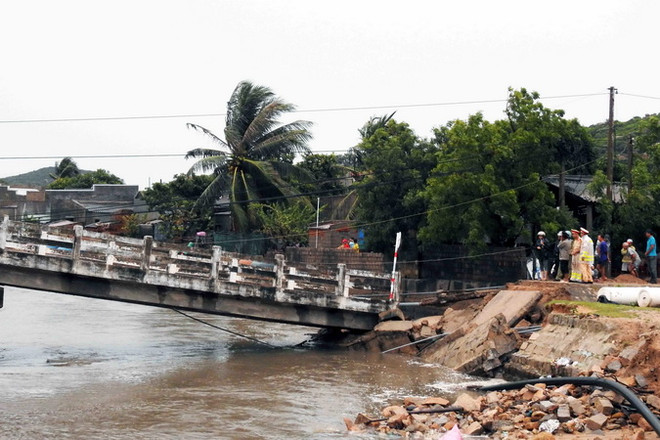 Cà Mau: Sập cầu Cái Trăng, 3 bà cháu đều rơi xuống sông ảnh 1