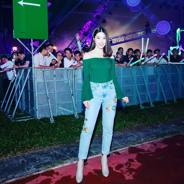 Mỹ nhân Việt lăng xê quần nhung, đầm hai dây gợi cảm trong tuần qua ảnh 7