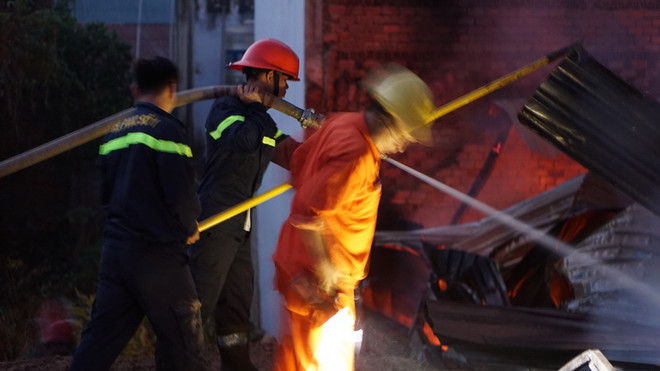 5 người trong gia đình suýt chết sau vụ hỏa hoạn lúc nửa đêm ảnh 1