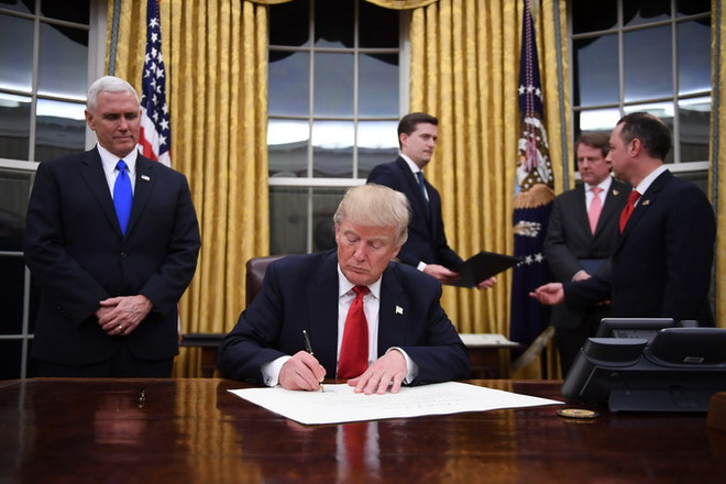 Chính quyền của ông Trump công bố chiến lược mới có lợi cho công nhân ảnh 1