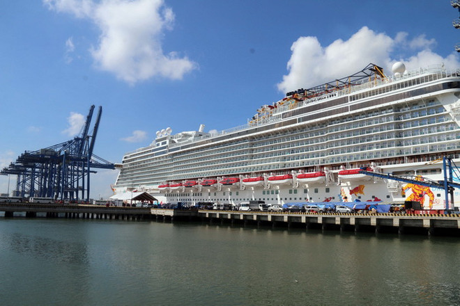 Hơn 2.000 du khách trên tàu Celebrity Millennium cập cảng Việt Nam ảnh 1