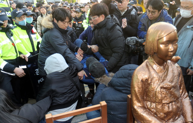 Hàn Quốc lên án phát biểu của Thủ tướng Nhật Bản về “phụ nữ mua vui” ảnh 1