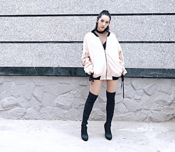 Mỹ nhân Việt lăng xê quần nhung, đầm hai dây gợi cảm trong tuần qua ảnh 12