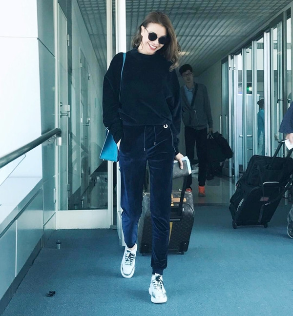 Mỹ nhân Việt lăng xê quần nhung, đầm hai dây gợi cảm trong tuần qua ảnh 3