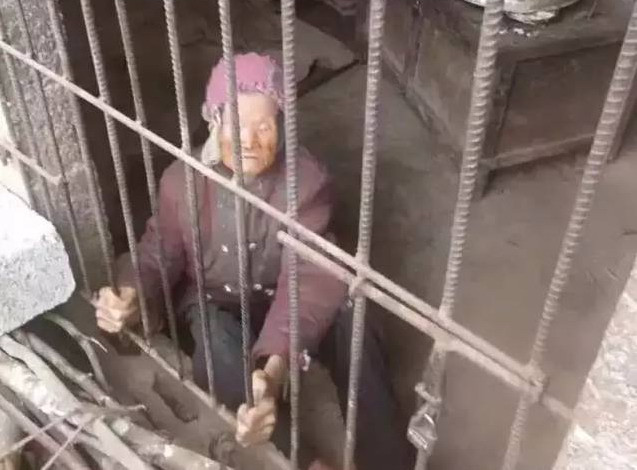 Phẫn nộ cụ già 92 tuổi bị con nhốt trong căn phòng như chuồng lợn ảnh 1