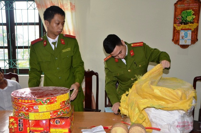 Lang Sơn: Bắt quả tang vụ vận chuyển pháo nổ trong đêm 30 Tết ảnh 1