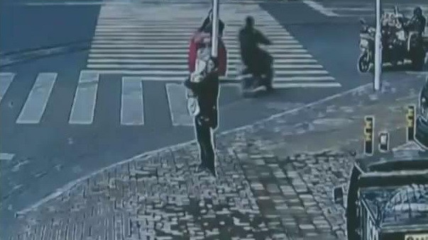 Người đàn ông bán con trai 5 tháng tuổi để dễ dàng ly hôn với vợ ảnh 1