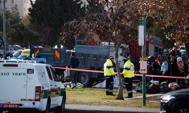 Xe tải lao vào binh lính ở Jerusalem, 18 người thương vong ảnh 1