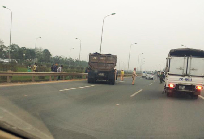 Bị xe tải đâm tại cao tốc Láng-Hòa Lạc, một cảnh sát nguy kịch ảnh 1