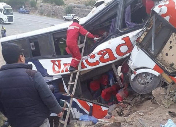 Xe buýt đâm vào tảng đá trên đường cao tốc, 12 người thiệt mạng ảnh 1