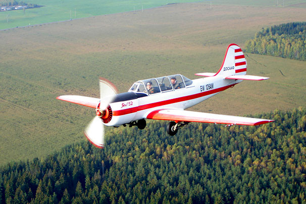 Máy bay Yak-52 rơi trong khi hạ cánh, 2 người thiệt mạng ảnh 1