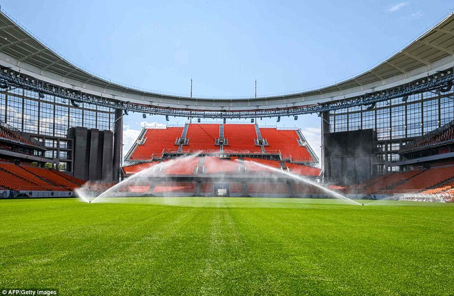 Đá bóng giữa hai châu lục tại thành phố kỳ lạ Yekaterinburg ảnh 1