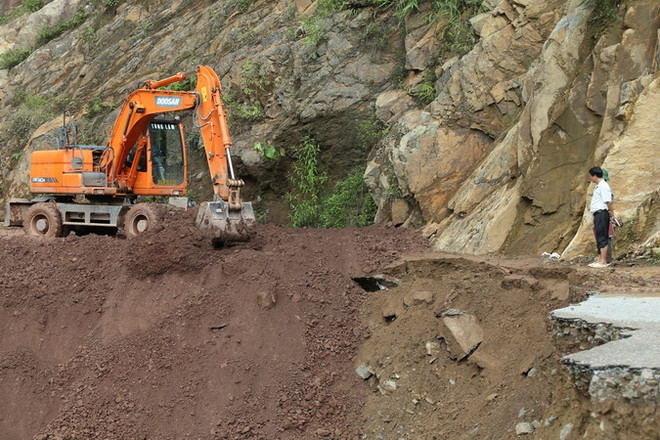 Mưa lớn, sạt lở gây ách tắc giao thông cục bộ ở Lào Cai, Điện Biên ảnh 1