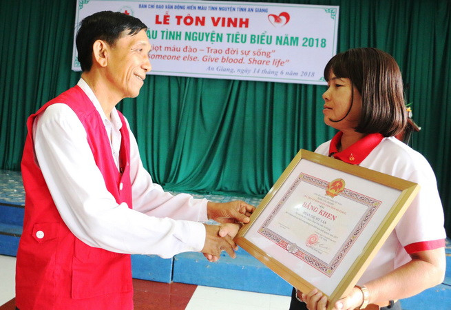 Người phụ nữ nghèo với 28 lần hiến máu tình nguyện cứu người ảnh 1