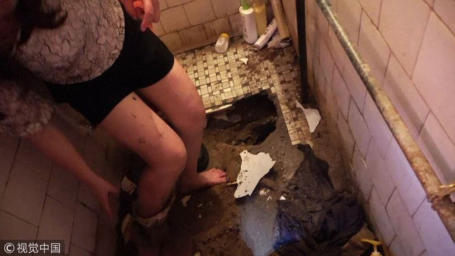 Lính cứu hỏa đập vỡ bệ xí giải cứu cô gái say rượu bị mắc kẹt ảnh 3