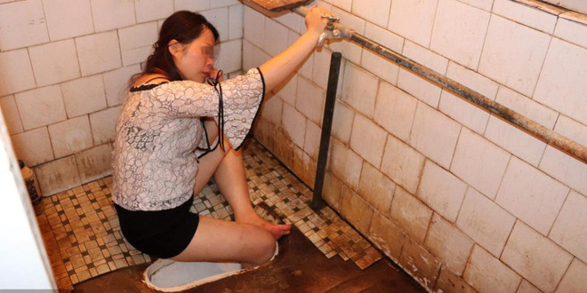 Lính cứu hỏa đập vỡ bệ xí giải cứu cô gái say rượu bị mắc kẹt ảnh 1