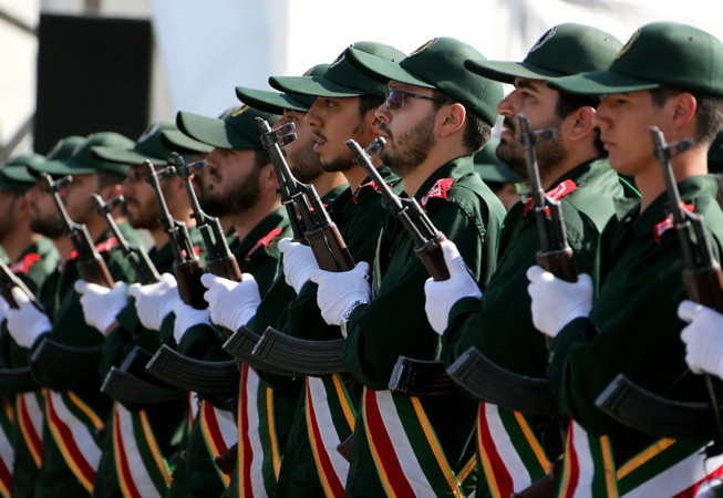Quân đội Iran tham gia cuộc diễu binh ở Tehran. (Nguồn: Reuters/TTXVN) Iran tập trận lục quân lớn với thiết bị vũ khí tự chế tạo ảnh 1