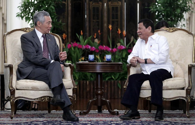 Tổng thống Philippines Rodrigo Duterte (phải) hội đàm với Thủ tướng Singapore Lý Hiển Long. (Nguồn: AFP) Thủ tướng Lý Hiển Long và Tổng thống Duterte thảo luận về Biển Đông ảnh 1