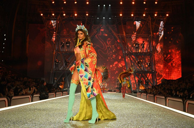 Những show diễn thời trang đáng nhớ của thế giới trong năm 2016 ảnh 23