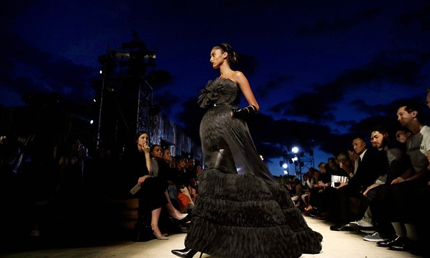 Các thiết kế là sự kết hợp hoàn hảo giữa read-to-wear và haute couture. Những show diễn thời trang đáng nhớ của thế giới trong năm 2016 ảnh 11