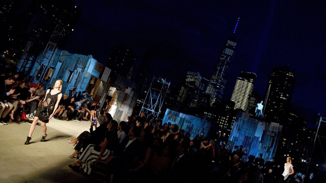 Những tòa nhà chọc trời ở New York tạo nên phông nền hoàn hảo cho sàn diễn. Những show diễn thời trang đáng nhớ của thế giới trong năm 2016 ảnh 12