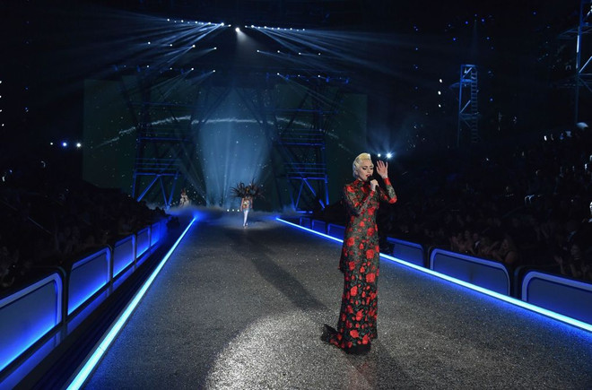 Lady Gaga đã có một màn trình diễn thành công ca khúc 'A Million Reasons.' Cô diện một thiết kế sang trọng của Alaia Azzedine. Những show diễn thời trang đáng nhớ của thế giới trong năm 2016 ảnh 26