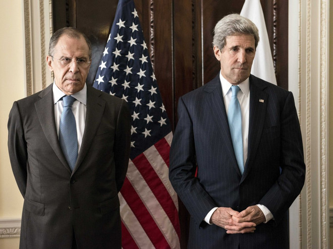 Ngoại trưởng Mỹ John Kerry (phải) và người đồng cấp Nga Sergei Lavrov. (Nguồn: AP) Điện Kremlin: Hầu như tất cả các kênh liên lạc với Mỹ bị "đóng băng" ảnh 1