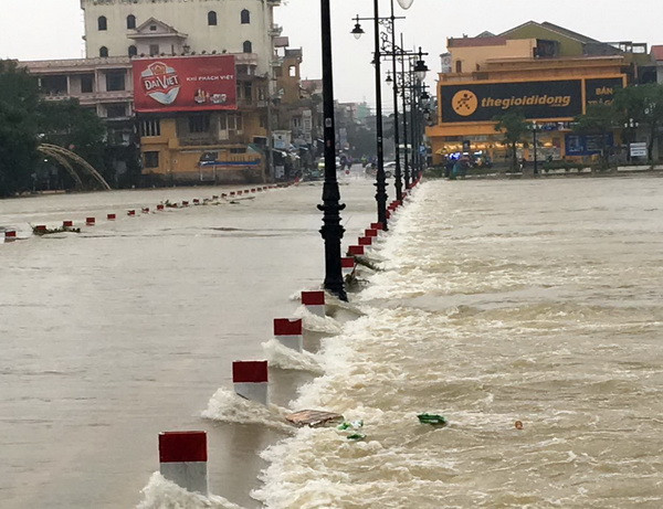 Mực nước trên sông Hương dao động ở mức 2,29m trên báo động 2 là 0,29m (ảnh chụp 9 giờ ngày 15/12). (Ảnh: Quốc Việt/TTXVN) Mưa lớn khiến hàng ngàn ngôi nhà ngập chìm trong lũ ảnh 2