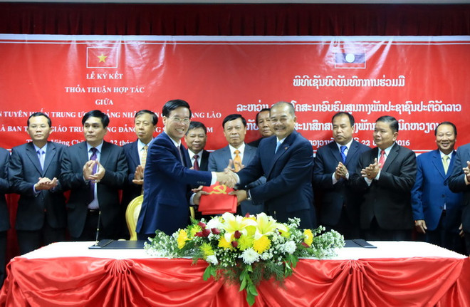 Lễ ký Biên bản thỏa thuận hợp tác giữa Ban Tuyên giáo hai nước giai đoạn 2016-2021. (Ảnh: Phạm Kiên/TTXVN) Đoàn đại biểu Ban Tuyên giáo Trung ương thăm và làm việc tại Lào ảnh 1