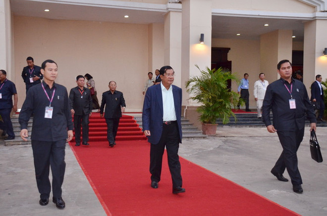 Chủ tịch CPP Samdech Hun Sen (áo trắng) rời hội nghị sau phiên bế mạc. (Ảnh: Minh Hưng/Vietnam+) Campuchia: Bế mạc Hội nghị lần thứ 40, Ban chấp hành khóa V đảng CPP ảnh 1