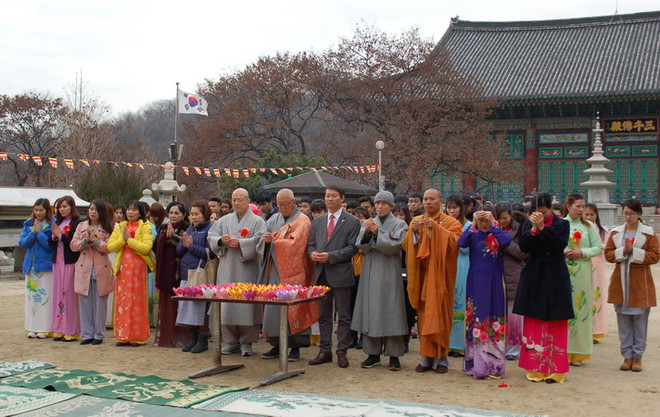 Phật tử Việt Nam tại Hàn Quốc hướng về Tổ quốc và biển đảo quê hương ảnh 2