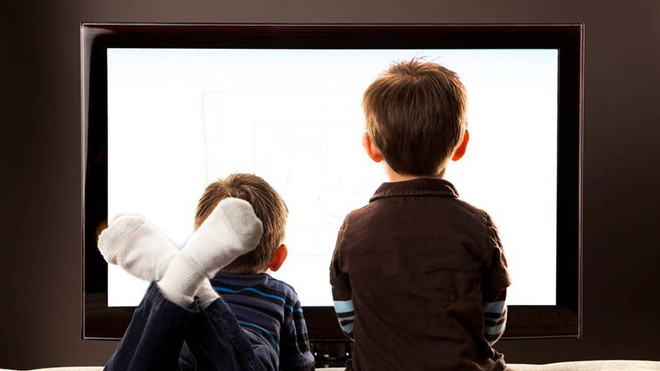 Ảnh minh họa. (Nguồn: today.com) Tại sao người mẹ không nên vừa cho con bú vừa xem TV? ảnh 1