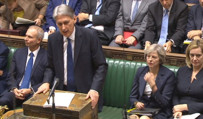 Bộ trưởng Tài chính Anh Philip Hammond (giữa). (Nguồn: AP/TTXVN) Bộ Tài chính Anh đề xuất thỏa thuận giai đoạn chuyển tiếp cho Brexit ảnh 1