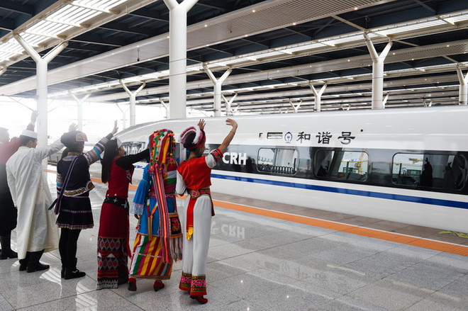 Tàu cao tốc rời ga ở Côn Minh trong ngày khai trương tuyến đường sắt cao tốc Thượng Hải-Côn Minh. (Nguồn: THX/TTXVN) Trung Quốc vận hành tuyến đường sắt cao tốc dài nhất thế giới ảnh 1