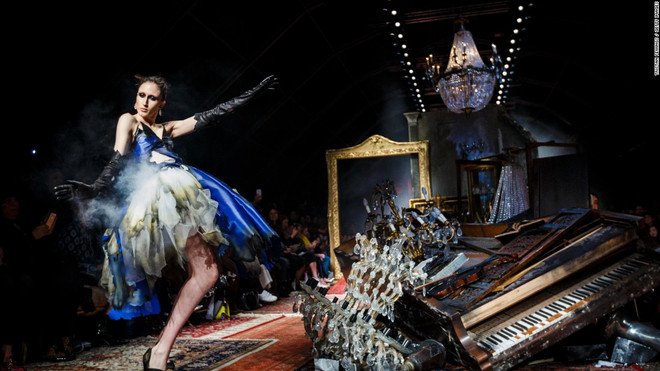 Ánh sáng! Âm thanh! Diễn! Show diễn Moschino Thu Đông 2016 đã mở màn đầy ấn tượng như thế. Những show diễn thời trang đáng nhớ của thế giới trong năm 2016 ảnh 1