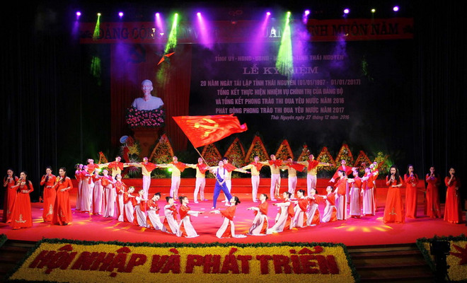 Chương trình văn nghệ chào mừng lễ kỷ niệm. (Ảnh: Thu Hằng/TTXVN) Phó Chủ tịch nước dự Lễ kỷ niệm 20 năm ngày tái lập tỉnh Thái Nguyên ảnh 2