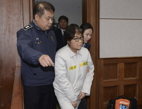 Bà Choi Soon-sil tại phiên tòa ở Seoul ngày 19/12. (Nguồn: AP/TTXVN) Hàn Quốc cáo buộc Tập đoàn Samsung "ưu ái" bà Choi Soon-sil ảnh 1