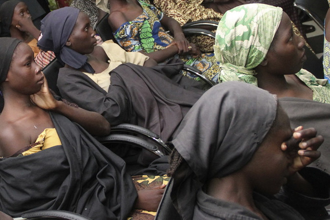 Các nữ sinh làng Chibok được Boko Haram trả tự do trong cuộc gặp các nhà chức trách tại Abuja ngày 13/10. (Nguồn: AFP/TTXVN) Nigeria giải cứu hơn 600 con tin từ tay phiến quân Boko Haram ảnh 1