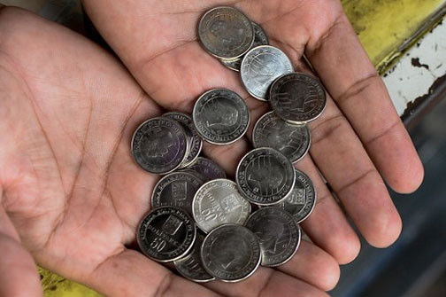 Những đồng xu mệnh giá 50 bolivar. (Nguồn: AFP) Venezuela đón những đồng tiền xu mới lưu hành đầu tiên ảnh 1