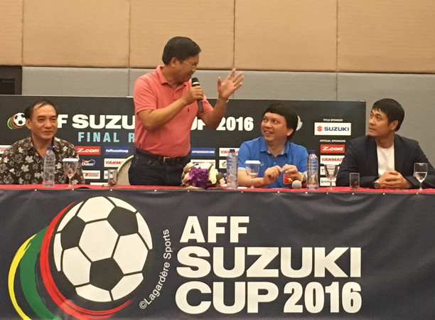 Đại sứ Hoàng Anh Tuấn đến động viên đội tuyển Việt Nam ảnh 1