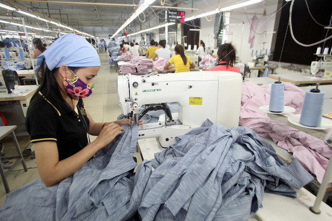 May hàng xuất khẩu tại Công ty trách nhiệm hữu hạn Hansol Vina, xã Quang Tiến, huyện Tân Yên (Bắc Giang). (Ảnh: Trần Việt/TTXVN) Những nguyên nhân khiến dệt may Việt Nam khó giữ thị trường ảnh 2
