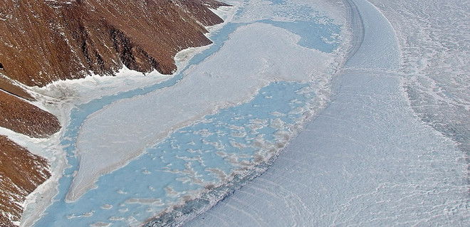 Sông băng tại Đông Bắc Greenland ngày 19/4/2013. (Nguồn: AFP/TTXVN) Các sông băng tan chảy hoàn toàn do tác động của biến đổi khí hậu ảnh 1