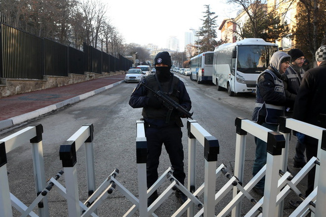 Cảnh sát Thổ Nhĩ Kỳ canh gác bên ngoài Đại sứ quán Nga ở Ankara ngày 20/12. (Nguồn: AFP/TTXVN) Mỹ tuyên bố không liên quan tới vụ sát hại Đại sứ Nga ở Ankara ảnh 1