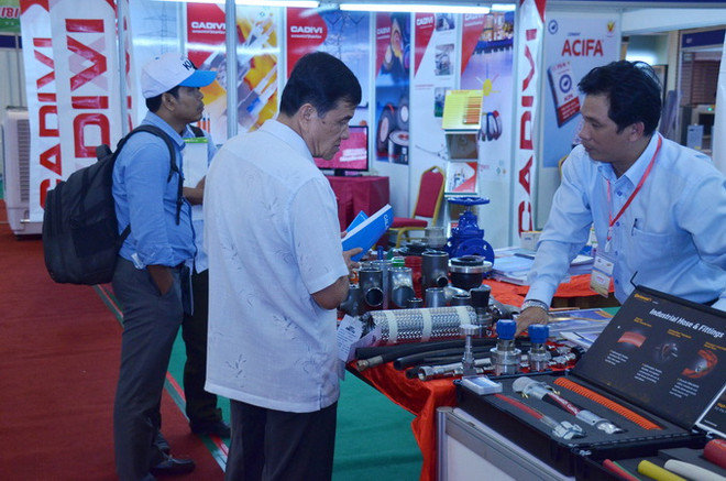 Khách hàng tìm hiểu gian hàng của doanh nghiệp Việt Nam. (Ảnh: Lam Nguyen/Vietnam+) Doanh nghiệp Việt Nam tăng cường thâm nhập thị trường Campuchia ảnh 1