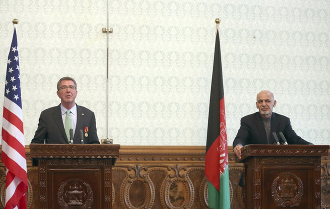 Bộ trưởng Quốc phòng Mỹ Ashton Carter (trái) và Tổng thống Afghanistan Ashraf Ghani tại cuộc họp báo ở Kabul (Afghanistan) ngày 9/12. (Nguồn: AP/TTXVN) Ashton Carter: Mỹ sẽ luôn bên cạnh người dân Afghanistan ảnh 1