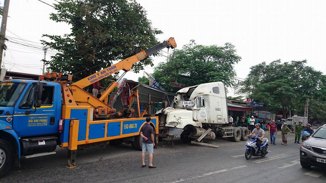 (Ảnh minh họa: Trần Hoàng Ngọc/TTXVN) Xe container mất lái bất ngờ leo lên cầu làm sập lan can ảnh 1